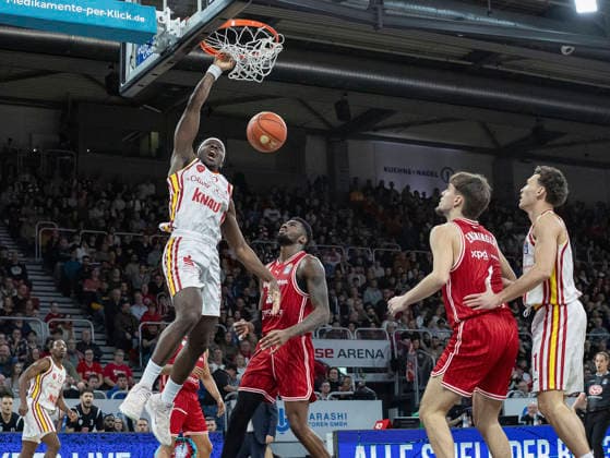 v. l. n. r.: Charles Thompson (Fitness First Wuerzburg Baskets, 32) and Ejiofor Onu (Bamberg Baskets,11), 17.01.2026, Basketball, BBL, BMA365 Bamberg Baskets vs. Fitness First Wuerzburg Baskets, GER, Bamberg, Brose Arena. Copyright: HMBxMedia xHeikoxBecker