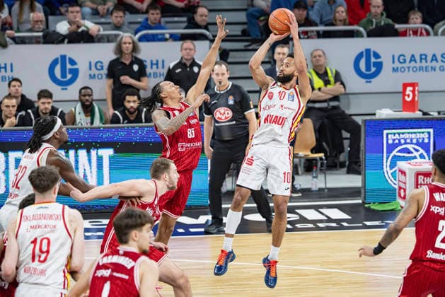 Davion Mintz (Fitness First Wuerzburg Baskets, 10) mit einem Wurf gegen Austin Matthew Crowley (Bamberg Baskets, 85), 17.01.2026, Basketball, BBL, BMA365 Bamberg Baskets vs. Fitness First Wuerzburg Baskets, GER, Bamberg, Brose Arena. Copyright: HMBxMedia xHeikoxBecker