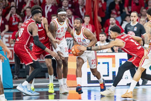 v. l. n. r.: Ejiofor Onu (Bamberg Baskets,11), Demarcus Marquette Demonia (Bamberg Baskets, 8), Charles Thompson (Fitness First Wuerzburg Baskets, 32), Johnathan Stove (Fitness First Wuerzburg Baskets, 22) and Ibrahim Watson (Bamberg Baskets, 2), 17.01.2026, Basketball, BBL, BMA365 Bamberg Baskets vs. Fitness First Wuerzburg Baskets, GER, Bamberg, Brose Arena. Copyright: HMBxMedia xHeikoxBecker