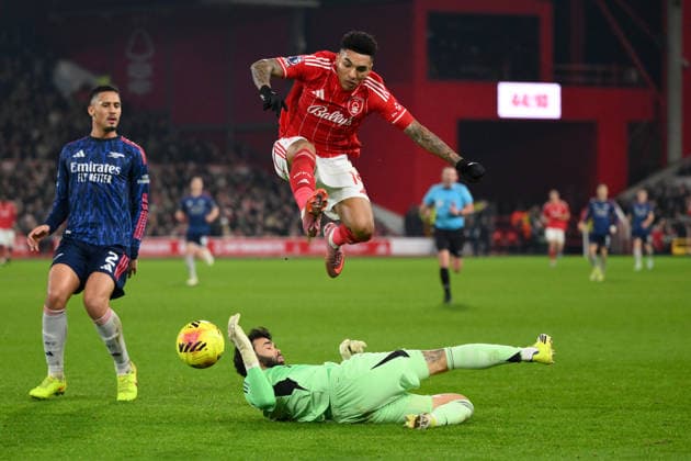 Nottingham Forest v Arsenal - Premier League Igor Jesus of Nottingham Forest jumps over David Raya of Arsenal during the Premier League match between Nottingham Forest and Arsenal at the City Ground in Nottingham, England, on January 17, 2026. Nottingham Nottinghamshire United Kingdom  Copyright: xMIxNewsx originalFilename:fletcher-nottingh260117_np7XX.jpg