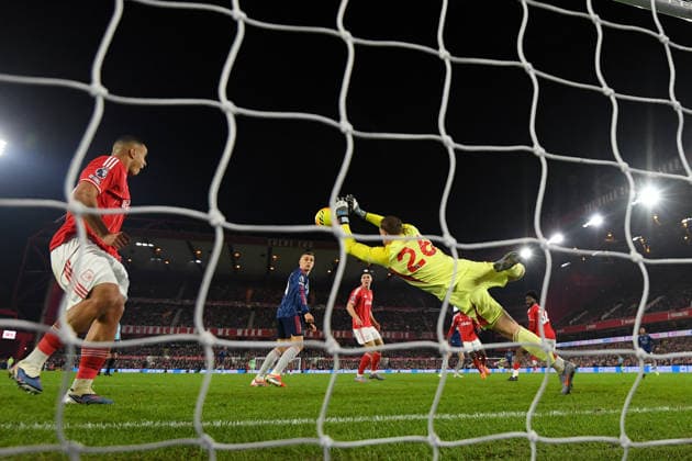 Nottingham Forest v Arsenal - Premier League Matz Sels, Nottingham Forest goalkeeper, makes a diving save during the Premier League match between Nottingham Forest and Arsenal at the City Ground in Nottingham, on January 17, 2026. Nottingham Nottinghamshire United Kingdom  Copyright: xMIxNewsx originalFilename:fletcher-nottingh260117_npjL2.jpg
