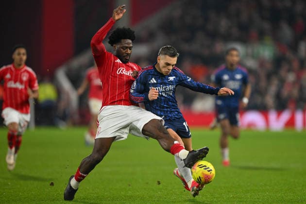 Nottingham Forest v Arsenal - Premier League Ola Aina of Nottingham Forest battles with Leandro Trossard of Arsenal during the Premier League match between Nottingham Forest and Arsenal at the City Ground in Nottingham, England, on January 17, 2026. Nottingham Nottinghamshire United Kingdom  Copyright: xMIxNewsx originalFilename:fletcher-nottingh260117_npijC.jpg