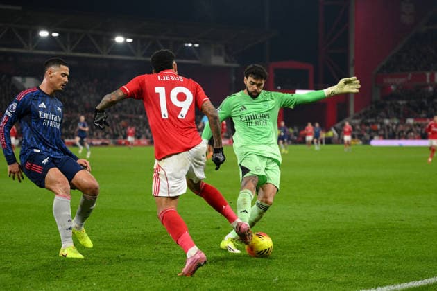 Nottingham Forest v Arsenal - Premier League David Raya of Arsenal clears the ball out of the area under pressure from Igor Jesus of Nottingham Forest during the Premier League match between Nottingham Forest and Arsenal at the City Ground in Nottingham, England, on January 17, 2026. Nottingham Nottinghamshire United Kingdom  Copyright: xMIxNewsx originalFilename:fletcher-nottingh260117_npVuY.jpg