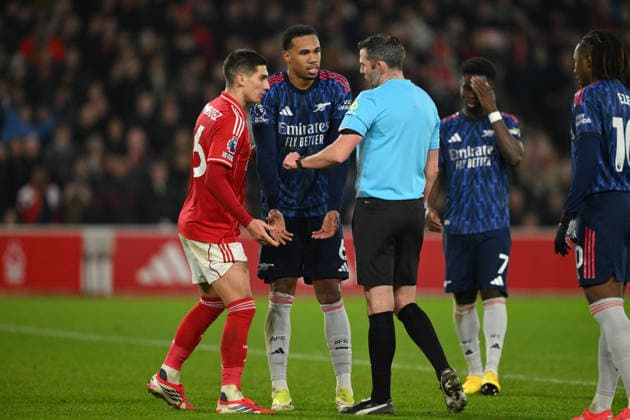 Nottingham Forest v Arsenal - Premier League Referee Michael Oliver speaks with Gabriel of Arsenal and Nicolas Dominguez of Nottingham Forest during the Premier League match between Nottingham Forest and Arsenal at the City Ground in Nottingham, England, on January 17, 2026. Nottingham Nottinghamshire United Kingdom  Copyright: xMIxNewsx originalFilename:fletcher-nottingh260117_np2yP.jpg