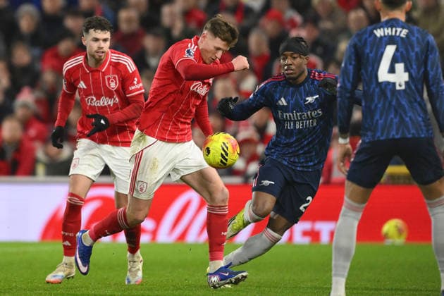 Nottingham Forest v Arsenal - Premier League Elliot Anderson of Nottingham Forest battles with Noni Madueke of Arsenal during the Premier League match between Nottingham Forest and Arsenal at the City Ground in Nottingham, England, on January 17, 2026. Nottingham Nottinghamshire United Kingdom  Copyright: xMIxNewsx originalFilename:fletcher-nottingh260117_npg13.jpg