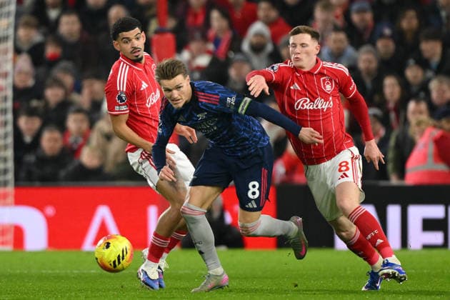 Nottingham Forest v Arsenal - Premier League Martin Odegaard of Arsenal is under pressure from Elliot Anderson of Nottingham Forest during the Premier League match between Nottingham Forest and Arsenal at the City Ground in Nottingham, England, on January 17, 2026. Nottingham Nottinghamshire United Kingdom  Copyright: xMIxNewsx originalFilename:fletcher-nottingh260117_npvqo.jpg