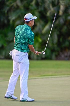 HONOLULU, HI - JANUARY 17: Hideki Matsuyama (JPN) tosses his putter after barely missing his birdie putt on 1 during the third round of the Sony Open on January 17, 2026, at Waialae Country Club, Honolulu, Hawaii. (Photo by Ken Murray Icon Sportswire) GOLF: JAN 17 PGA, Golf Herren Sony Open in Hawaii EDITORIAL USE ONLY Icon2601170073