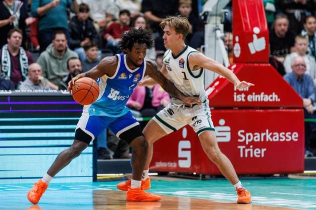 Isaiah Swope (Skyliners Frankfurt) im Zweikampf mit Steven Ashworth(Gladiators Trier), Vet Concept Gladiators Trier vs Skyliners Frankfurt, Basketball, easyCredit BBL, 16. Spieltag, Saison 2025 2026, 17.01.2026 Vet Concept Gladiators Trier vs Skyliners Frankfurt, Basketball, easyCredit BBL, 16. Spieltag, Saison 2025 2026, 17.01.2026 Copyright: xEibner-Pressefoto AlexanderxNeisx EP_ANS