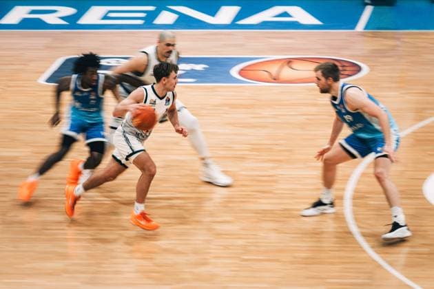 Steven Ashworth(Gladiators Trier) im Zweikampf mit Isaiah Swope (Skyliners Frankfurt) und Till Pape (Skyliners Frankfurt), Vet Concept Gladiators Trier vs Skyliners Frankfurt, Basketball, easyCredit BBL, 16. Spieltag, Saison 2025 2026, 17.01.2026 Vet Concept Gladiators Trier vs Skyliners Frankfurt, Basketball, easyCredit BBL, 16. Spieltag, Saison 2025 2026, 17.01.2026 Copyright: xEibner-Pressefoto AlexanderxNeisx EP_ANS