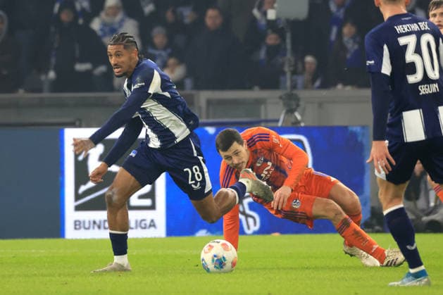 DEU, DFL, 2. FBL, Hertha BSC vs. Schalke 04, 17.01.2026, Berliner Olympiastadion, Berlin, DEU, DFL, 2. FBL, Hertha BSC vs. Schalke 04, im Bild Jeremy Dudziak (Hertha BSC Berlin 28), Ron Schallenberg (Schalke 04 6) DFL - regulations prohibit any use of Photographs as image sequences and or quasi-video