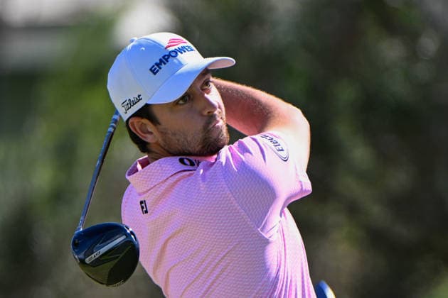 HONOLULU, HI - JANUARY 17: Davis Riley (USA) watches his tee shot on 1 during the third round of the Sony Open on January 17, 2026, at Waialae Country Club, Honolulu, Hawaii. (Photo by Ken Murray Icon Sportswire) GOLF: JAN 17 PGA, Golf Herren Sony Open in Hawaii EDITORIAL USE ONLY Icon2601170463