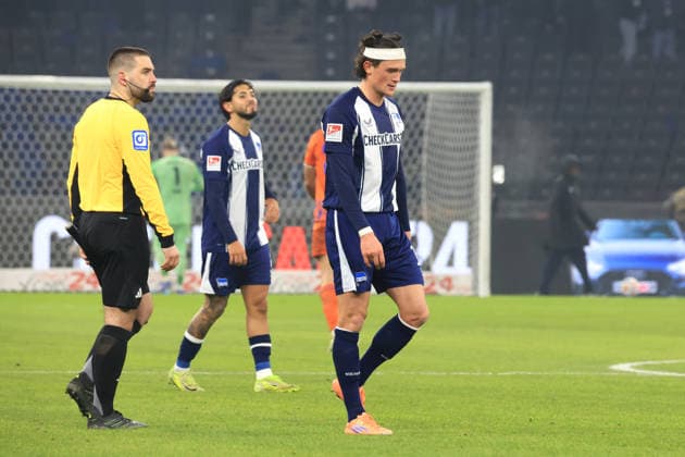 DEU, DFL, 2. FBL, Hertha BSC vs. Schalke 04, 17.01.2026, Berliner Olympiastadion, Berlin, DEU, DFL, 2. FBL, Hertha BSC vs. Schalke 04, im Bild Fabian Reese (Hertha BSC Berlin 11), Kevin Sessa (Hertha BSC Berlin 8) DFL - regulations prohibit any use of Photographs as image sequences and or quasi-video