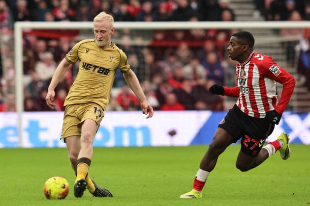 Sunderland v Crystal Palace - Premier League Will Hughes of Crystal Palace is pressed by Noah Sadiki of Sunderland during the Premier League match between Sunderland and Crystal Palace at the Stadium of Light in Sunderland, England, on January 17, 2026. Sunderland Tyne and Wear United Kingdom  Copyright: xMIxNewsx originalFilename:fletcher-sunderla260117_npRhG.jpg