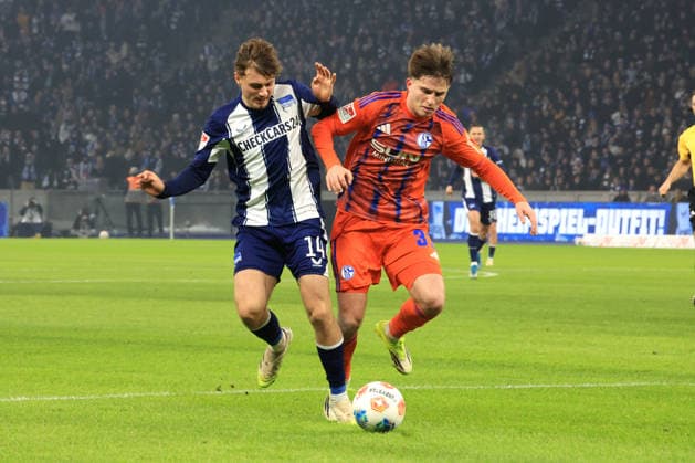 DEU, DFL, 2. FBL, Hertha BSC vs. Schalke 04, 17.01.2026, Berliner Olympiastadion, Berlin, DEU, DFL, 2. FBL, Hertha BSC vs. Schalke 04, im Bild Maurice Krattenmacher (Hertha BSC Berlin 14), Vitalie Becker (Schalke 04 33) DFL - regulations prohibit any use of Photographs as image sequences and or quasi-video