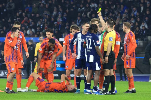 DEU, DFL, 2. FBL, Hertha BSC vs. Schalke 04, 17.01.2026, Berliner Olympiastadion, Berlin, DEU, DFL, 2. FBL, Hertha BSC vs. Schalke 04, im Bild gelbe Karte fuer Luca Schuler (Hertha BSC Berlin 18), NIKOLA KATIC (Schalke 04 25), Schalker-Spielerkreis DFL - regulations prohibit any use of Photographs as image sequences and or quasi-video