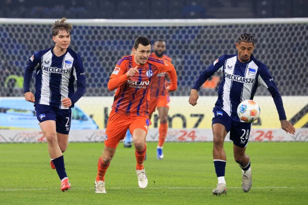 DEU, DFL, 2. FBL, Hertha BSC vs. Schalke 04, 17.01.2026, Berliner Olympiastadion, Berlin, DEU, DFL, 2. FBL, Hertha BSC vs. Schalke 04, im Bild Kennet Eichhorn (Hertha BSC Berlin 23), Jeremy Dudziak (Hertha BSC Berlin 28), Ron Schallenberg (Schalke 04 6) DFL - regulations prohibit any use of Photographs as image sequences and or quasi-video