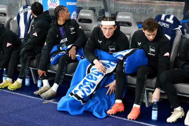 DEU, DFL, 2. FBL, Hertha BSC vs. Schalke 04, 17.01.2026, Berliner Olympiastadion, Berlin, DEU, DFL, 2. FBL, Hertha BSC vs. Schalke 04, im Bild Hertha-Spielerbank, Fabian Reese (Hertha BSC Berlin 11) DFL - regulations prohibit any use of Photographs as image sequences and or quasi-video