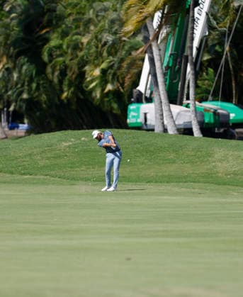 January 17, 2026, Honolulu, Hawaii, USA: DAN BROWN makes an approach shot from the 9th fairway during Round 3 of the 2026 Sony Open in Honolulu, Hawaii on January 17, 2026. Honolulu USA - ZUMAm310 20260117_zsp_m310_089 Copyright: xElliotxMilesx