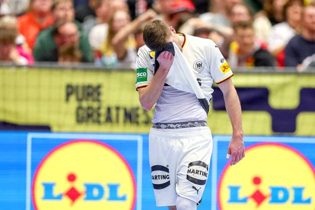 17.01.2026, Handball, Men s EHF EURO 2026, Deutschland - Serbien, Jyske Bank Boxen in Herning, Dänemark, Preliminary Round: Lukas Zerbe (Germany 17) enttäuscht Enttäuschung Dänemark