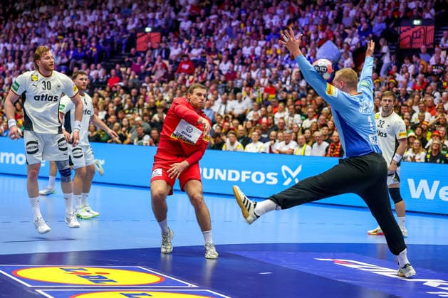 17.01.2026, Handball, Men s EHF EURO 2026, Deutschland - Serbien, Jyske Bank Boxen in Herning, Dänemark, Preliminary Round: Dragan Pechmalbec (Serbien 46) wirft den Ball auf das Tor von David Späth (Germany 01) Dänemark