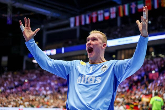 17.01.2026, Handball, Men s EHF EURO 2026, Deutschland - Serbien, Jyske Bank Boxen in Herning, Dänemark, Preliminary Round: David Späth (Germany 01) jubelnd Dänemark *** 17 01 2026, Handball, Men s EHF EURO 2026, Germany Serbia, Jyske Bank Boxing in Herning, Denmark, Preliminary Round David Späth Germany 01 cheering Denmark