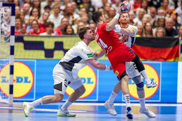 17.01.2026, Handball, Men s EHF EURO 2026, Deutschland - Serbien, Jyske Bank Boxen in Herning, Dänemark, Preliminary Round: Johannes Golla (Germany 04) Tom Kiesler (Germany 30) verteidigen gegen Lazar Kukic (Serbien 24) Dänemark