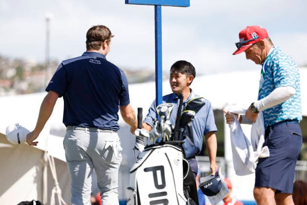 January 17, 2026, Honolulu, Hawaii, USA: VINCE WHALEY, left, shakes TAKUMI KANAYAÃ¢â‚¬â ¢s hand, center at the 1st during Round 3 of the 2026 Sony Open in Honolulu, Hawaii on January 17, 2026. Honolulu USA - ZUMAm310 20260117_zsp_m310_113 Copyright: xElliotxMilesx
