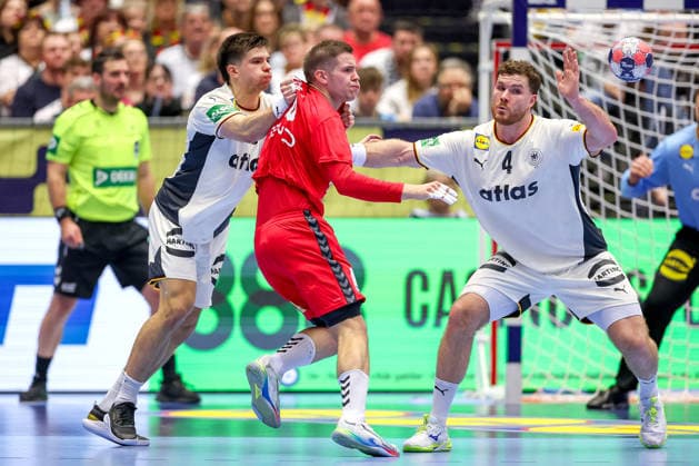17.01.2026, Handball, Men s EHF EURO 2026, Deutschland - Serbien, Jyske Bank Boxen in Herning, Dänemark, Preliminary Round: Renars Uscins (Germany 23) und Johannes Golla (Germany 04) im Zweikampf gegen Stefan Dodic (Serbien 40) Dänemark