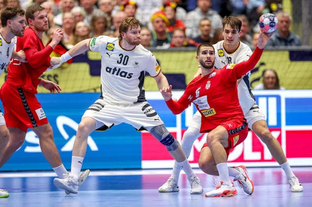 17.01.2026, Handball, Men s EHF EURO 2026, Deutschland - Serbien, Jyske Bank Boxen in Herning, Dänemark, Preliminary Round: Tom Kiesler (Germany 30) Julian Köster (Germany 18) verteidigen gegen Dragan Pechmalbec (Serbien 46) Uros Kojadinovic (Serbien 15) Dänemark