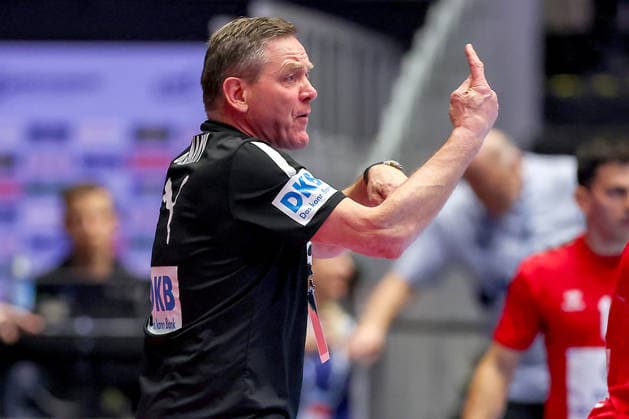 17.01.2026, Handball, Men s EHF EURO 2026, Deutschland - Serbien, Jyske Bank Boxen in Herning, Dänemark, Preliminary Round: Headcoach Alfred Gislason (Germany hc) gestikulierend am Spielfeldrand Dänemark