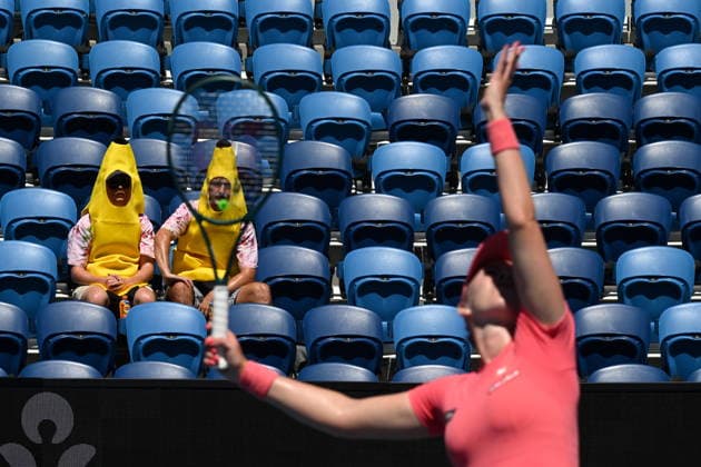 TENNIS AUSTRALIAN OPEN, Fans dressed in banana costumes watch Talia Gibson of Australia serve against Anna Blinkova of Russia during the Women™s Singles first round match on day 1 of the 2026 Australian Open tennis tournament at Melbourne Park in Melbourne, Sunday, January 18, 2026. ( NO ARCHIVING MELBOURNE VICTORIA AUSTRALIA  Copyright: xLUKASxCOCHx 20260118171419732302