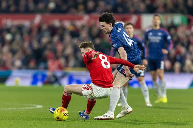 Nottingham Forest v Arsenal, Premier League Arsenal midfielder Declan Rice (41) fouls Nottingham Forest midfielder Elliot Anderson (8) during the Premier League match between Nottingham Forest and Arsenal at the City Ground, Nottingham, UK on 17 January 2026. Nottingham City Ground Nottinghamshire UK Editorial use only DataCo restrictions apply See www.football-dataco.com , Copyright: xManjitxNarotrax PSI-23577-0112