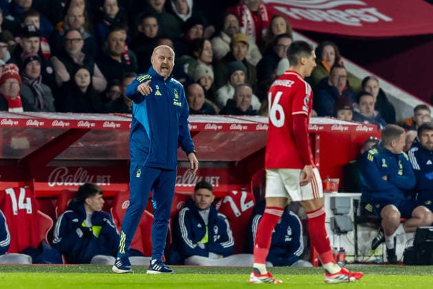 Nottingham Forest v Arsenal, Premier League Nottingham Forest Head Coach Sean Dyche points during the Premier League match between Nottingham Forest and Arsenal at the City Ground, Nottingham, UK on 17 January 2026. Nottingham City Ground Nottinghamshire UK Editorial use only DataCo restrictions apply See www.football-dataco.com , Copyright: xManjitxNarotrax PSI-23577-0114