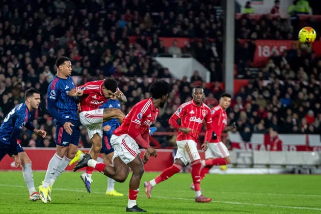 Nottingham Forest v Arsenal, Premier League Nottingham Forest midfielder Morgan Gibbs-White (10) clears the ball during the Premier League match between Nottingham Forest and Arsenal at the City Ground, Nottingham, UK on 17 January 2026. Nottingham City Ground Nottinghamshire UK Editorial use only DataCo restrictions apply See www.football-dataco.com , Copyright: xManjitxNarotrax PSI-23577-0116
