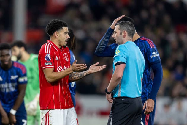 Nottingham Forest v Arsenal, Premier League Nottingham Forest midfielder Morgan Gibbs-White (10) talks to referee Michael Oliver during the Premier League match between Nottingham Forest and Arsenal at the City Ground, Nottingham, UK on 17 January 2026. Nottingham City Ground Nottinghamshire UK Editorial use only DataCo restrictions apply See www.football-dataco.com , Copyright: xManjitxNarotrax PSI-23577-0184