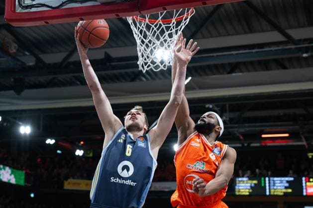 Spielaktion mit Malte Delow (6; Alba Berlin) und Lloyd Pandi (41; Rasta Vechta) unter dem Korb am 16. Spieltag der EasyCredit BBL. Spielaktion mit Malte Delow (6; Alba Berlin) und Lloyd Pandi (41; Rasta Vechta)