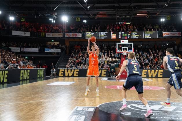 Spielaktion mit Joschka Ferner (9; Rasta Vechta), Sam Griesel (5; Alba Berlin) und Jonas Mattisseck (9; Alba Berlin) am 16. Spieltag der EasyCredit BBL. Spielaktion mit Joschka Ferner (9; Rasta Vechta) beim Wurf