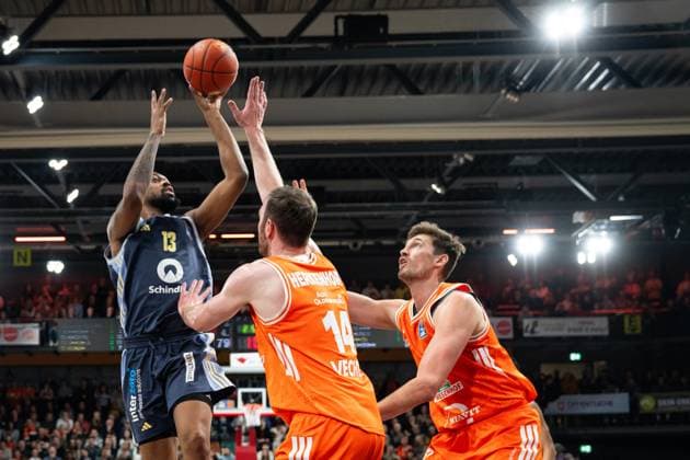 Spielaktion mit Jwan Roberts (13; Alba Berlin) beim Wurf gegen Philipp Herkenhoff (14; Rasta Vechta) und Dominik Dolic (8; Rasta Vechta) am 16. Spieltag der EasyCredit BBL. Spielaktion mit Jwan Roberts (13; Alba Berlin)