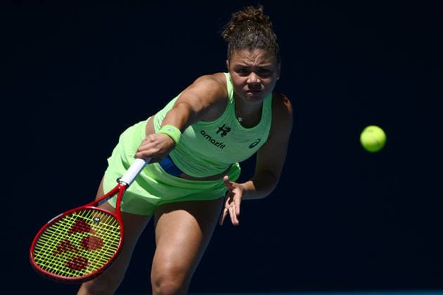 TENNIS AUSTRALIAN OPEN, Jasmine Paolini of Italy serves during the Women™s 1st round match against Aliaksandra Sasnovich of Belarus on day 1 of the 2026 Australian Open tennis tournament at Melbourne Park in Melbourne, Sunday, January 18, 2026. ( NO ARCHIVING MELBOURNE VICTORIA AUSTRALIA  Copyright: xJOELxCARRETTx 20260118138985775310