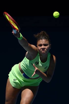 TENNIS AUSTRALIAN OPEN, Jasmine Paolini of Italy serves during the Women™s 1st round match against Aliaksandra Sasnovich of Belarus on day 1 of the 2026 Australian Open tennis tournament at Melbourne Park in Melbourne, Sunday, January 18, 2026. ( NO ARCHIVING MELBOURNE VICTORIA AUSTRALIA  Copyright: xJOELxCARRETTx 20260118174320702628