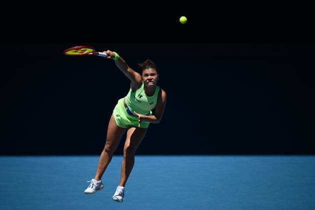 TENNIS AUSTRALIAN OPEN, Jasmine Paolini of Italy serves during the Women™s 1st round match against Aliaksandra Sasnovich of Belarus on day 1 of the 2026 Australian Open tennis tournament at Melbourne Park in Melbourne, Sunday, January 18, 2026. ( NO ARCHIVING MELBOURNE VICTORIA AUSTRALIA  Copyright: xJOELxCARRETTx 20260118155278290215