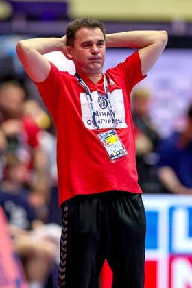 17.01.2026, Handball, Men s EHF EURO 2026, Deutschland - Serbien, Jyske Bank Boxen in Herning, Dänemark, Preliminary Round: Headcoach Raul Gonzalez Gutierezz (Serbien hc) gestikulierend am Spielfeldrand Dänemark