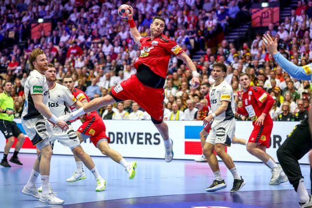 17.01.2026, Handball, Men s EHF EURO 2026, Deutschland - Serbien, Jyske Bank Boxen in Herning, Dänemark, Preliminary Round: Mijajlo Marsenic (Serbien 93) wirft auf das Tor neben Tom Kiesler (Germany 30) Johannes Golla (Germany 04) Renars Uscins (Germany 23) Dänemark