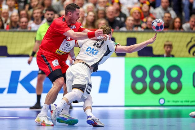 17.01.2026, Handball, Men s EHF EURO 2026, Deutschland - Serbien, Jyske Bank Boxen in Herning, Dänemark, Preliminary Round: Mijajlo Marsenic (Serbien 93) im Zweikampf gegen Juri Knorr (Germany 15) Dänemark