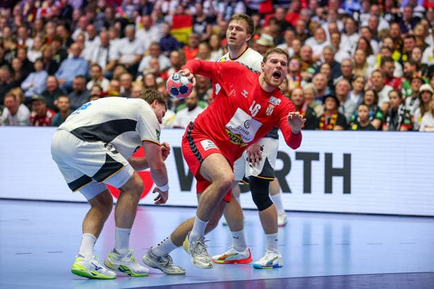 17.01.2026, Handball, Men s EHF EURO 2026, Deutschland - Serbien, Jyske Bank Boxen in Herning, Dänemark, Preliminary Round: Dragan Pechmalbec (Serbien 46) neben Johannes Golla (Germany 04) Dänemark