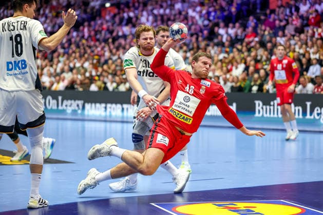 17.01.2026, Handball, Men s EHF EURO 2026, Deutschland - Serbien, Jyske Bank Boxen in Herning, Dänemark, Preliminary Round: Dragan Pechmalbec (Serbien 46) im Zweikampf gegen Tom Kiesler (Germany 30) Dänemark