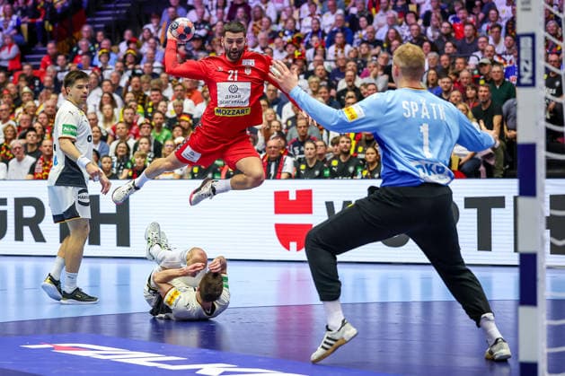 17.01.2026, Handball, Men s EHF EURO 2026, Deutschland - Serbien, Jyske Bank Boxen in Herning, Dänemark, Preliminary Round: Vanja Ilic (Serbien 21) wirft auf das Tor von David Späth (Germany 01) Dänemark *** 17 01 2026, Handball, Men s EHF EURO 2026, Germany Serbia, Jyske Bank Boxen in Herning, Denmark, Preliminary Round Vanja Ilic Serbia 21 throws on the goal of David Späth Germany 01 Denmark