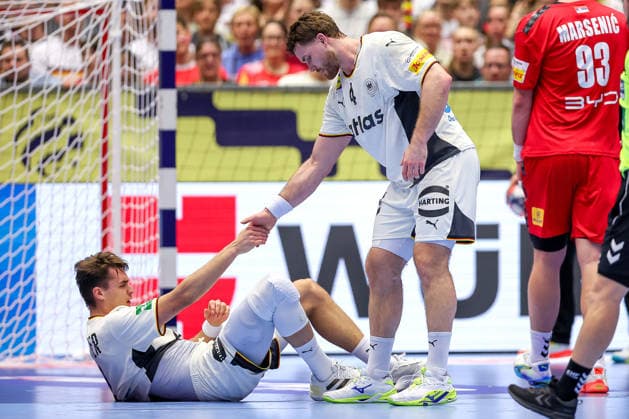 17.01.2026, Handball, Men s EHF EURO 2026, Deutschland - Serbien, Jyske Bank Boxen in Herning, Dänemark, Preliminary Round: Johannes Golla (Germany 04) hilft Julian Köster (Germany 18) auf die Beine Dänemark