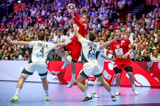 17.01.2026, Handball, Men s EHF EURO 2026, Deutschland - Serbien, Jyske Bank Boxen in Herning, Dänemark, Preliminary Round: Johannes Golla (Germany 04) und Renars Uscins (Germany 23) verteidigen am Kreis gegen Stefan Dodic (Serbien 40) Dänemark