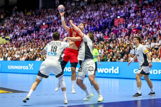 17.01.2026, Handball, Men s EHF EURO 2026, Deutschland - Serbien, Jyske Bank Boxen in Herning, Dänemark, Preliminary Round: Lazar Kukic (Serbien 24) wird von Julian Köster (Germany 18) und Johannes Golla (Germany 04) festgemacht Dänemark